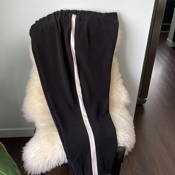 EUC Black fitted crop pant - Picture 2 of 3